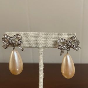 Faux pearl and rhinestone drop earrings. Vintage costume Jewelry. EUC!